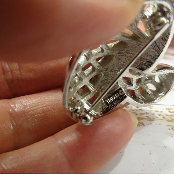 🎱[2/$36.00]🎱 Vintage Trifari Mushroom Pin - Picture 2 of 2